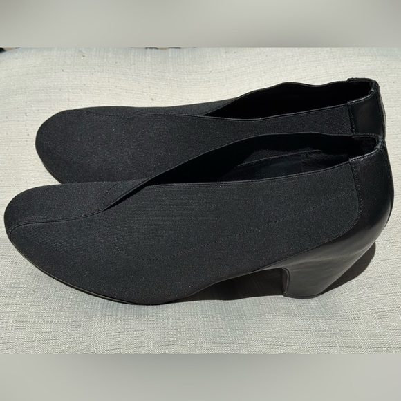 Eileen Fisher Shoes - Eileen Fisher Matte Black Grosgrain Booties women’s size 8.5